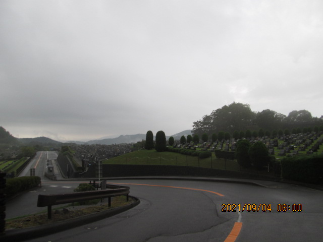 霊園北入り口から園内風景