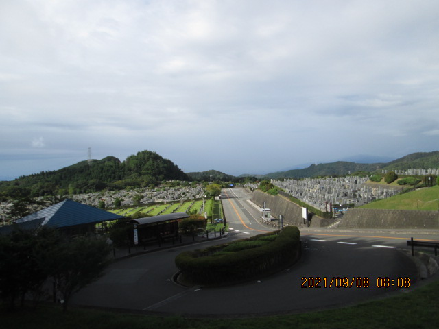 霊園北入口から園内風景