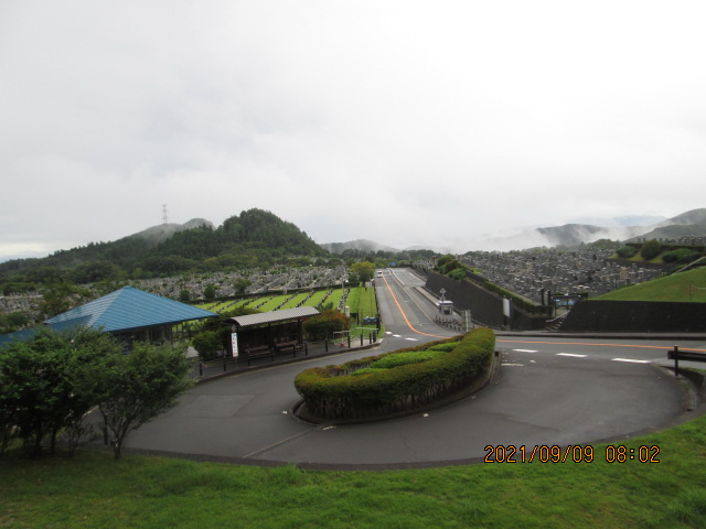 霊園北入り口から園内風景