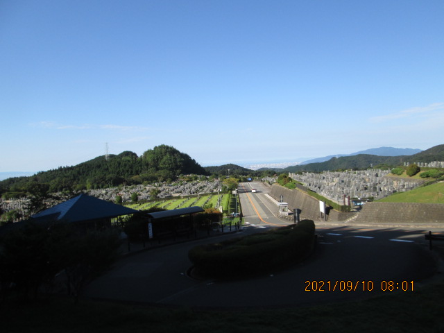 霊園北入り口から園内風景