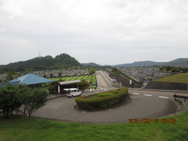 霊園北入り口から園内風景