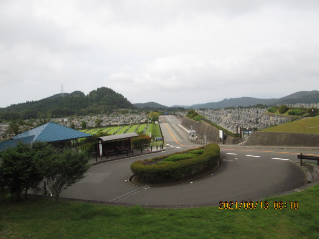 霊園北入り口から園内風景