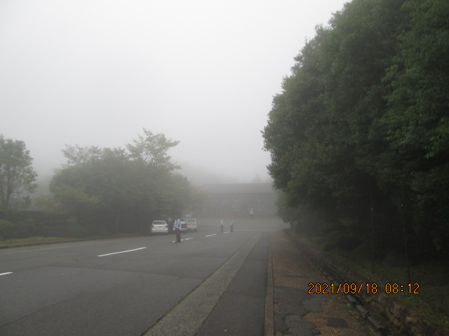 中央休憩所風景（お彼岸営業中交通整理員）