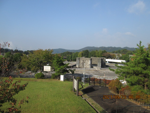 臨時駐車場からモニュメント風景