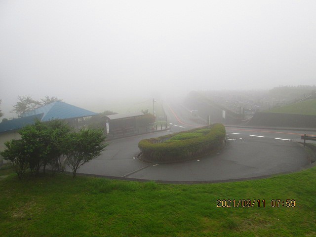 霊園北入り口から園内風景　雨・濃霧