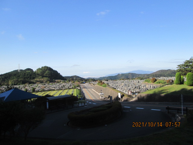 霊園北入り口から園内風景