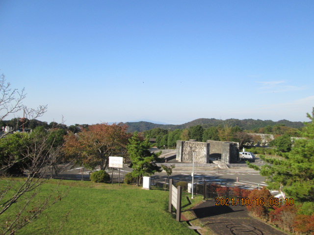 臨時駐車場からモニュメント風景