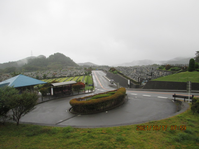 霊園北入り口から園内風景