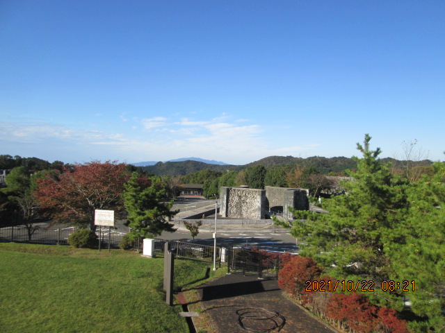 臨時駐車場からのモニュメント風景