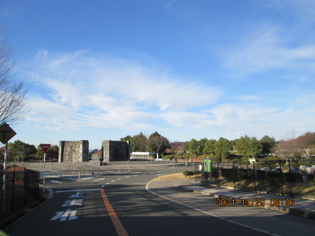 バス通り・モニュメント方向