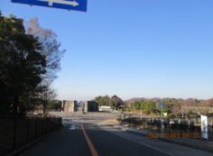 バス通り・モニュメント風景