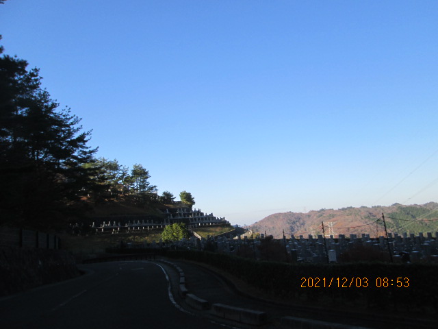 8区4/5番墓所枝道入口からの風景