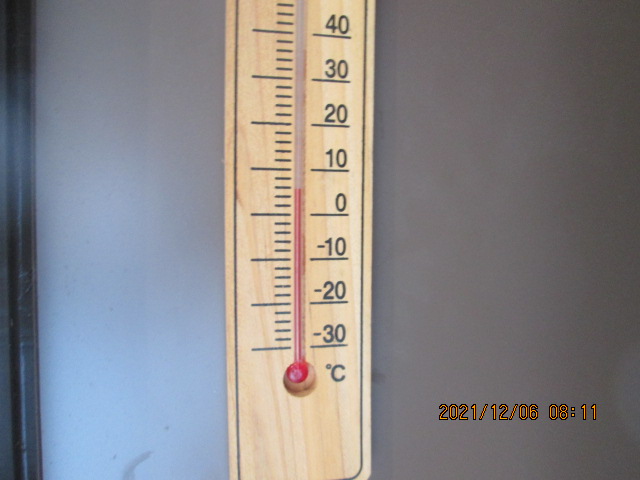 北口バス停方休憩所　気温5度