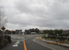 バス通り・モニュメント風景