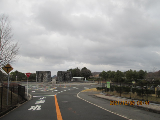 バス通り・モニュメント風景
