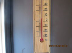 北口バス停　寒暖計　5度