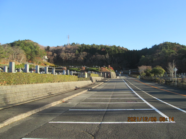バス通り（北東方向）北口バス停風景