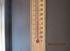 北口バス停休憩所　気温7度