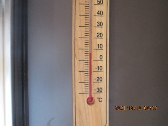 北口バス停休憩所　気温7度