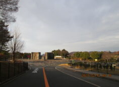 バス通り・モニュメント風景