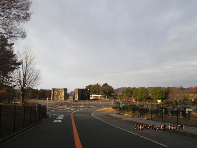 バス通り・モニュメント風景