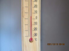 北口バス停休憩所　気温4度