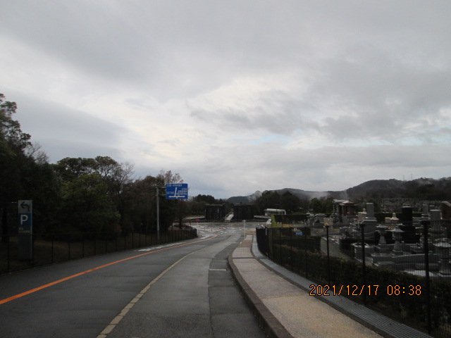 バス通り・モニュメント風景