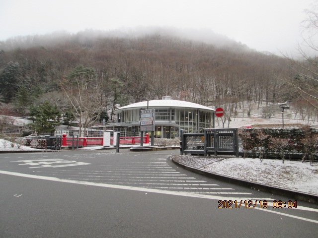 霊園正面入り口・管理事務所　雪