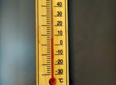 北口バス停　寒暖計7度