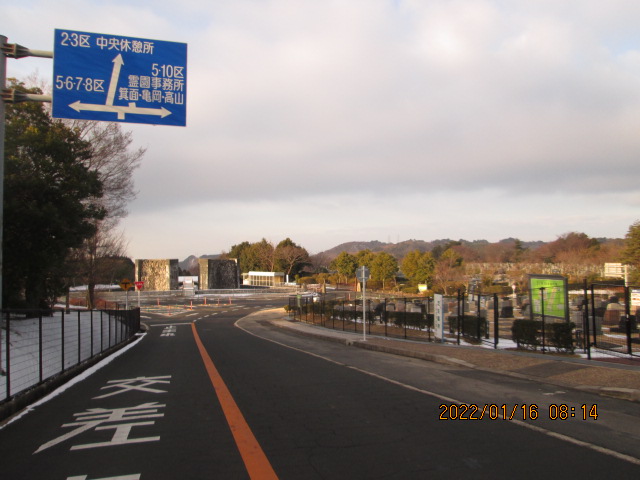 バス通り・モニュメント風景