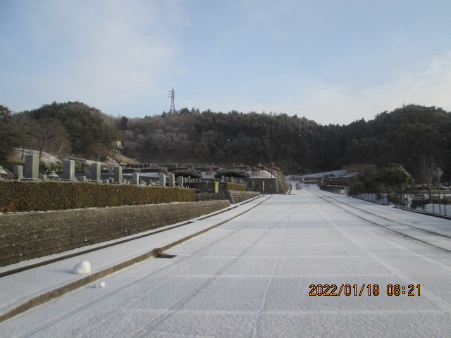 バス通り（北東方向）北口バス停風景