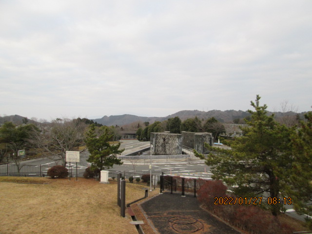 臨時駐車場からモニュメント風景