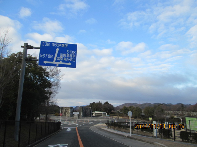 バス通り・モニュメント風景