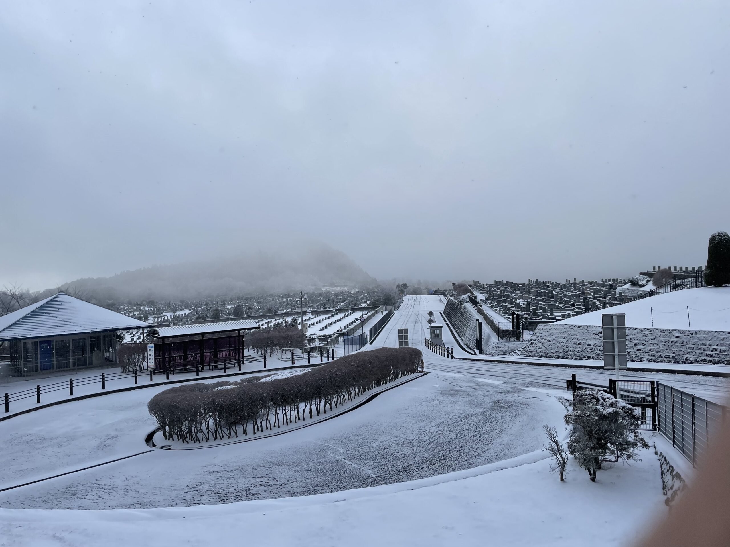 霊園北入り口から風景　積雪2cm