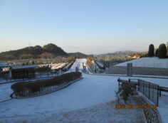 霊園北入り口から風景　残雪