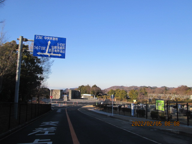 バス通り・モニュメント風景