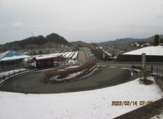 霊園北入り口から風景　残雪あり