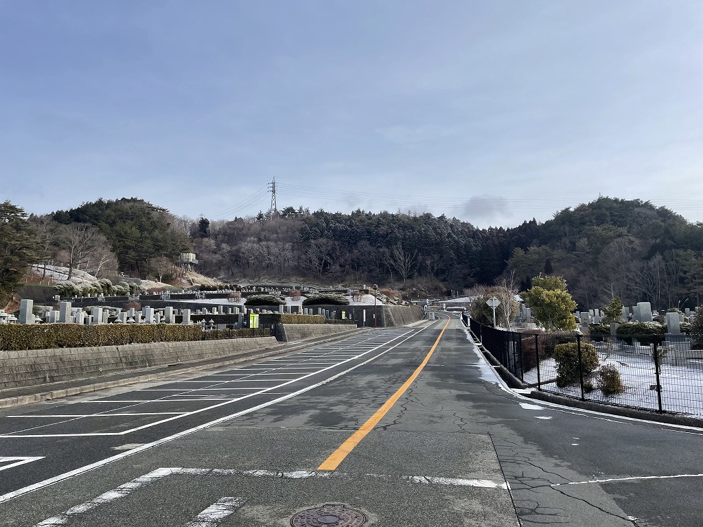 バス通り（北東方向）北口バス停風景