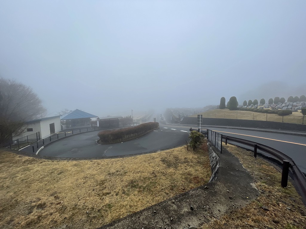 霊園北入り口から風景　濃霧