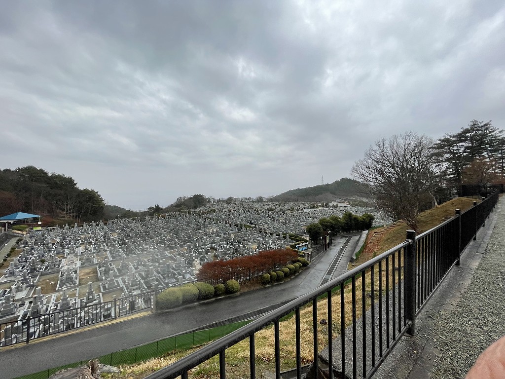 11区1番墓所から園内（南方向）