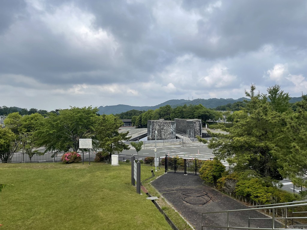 臨時駐車場からモニュメント風景