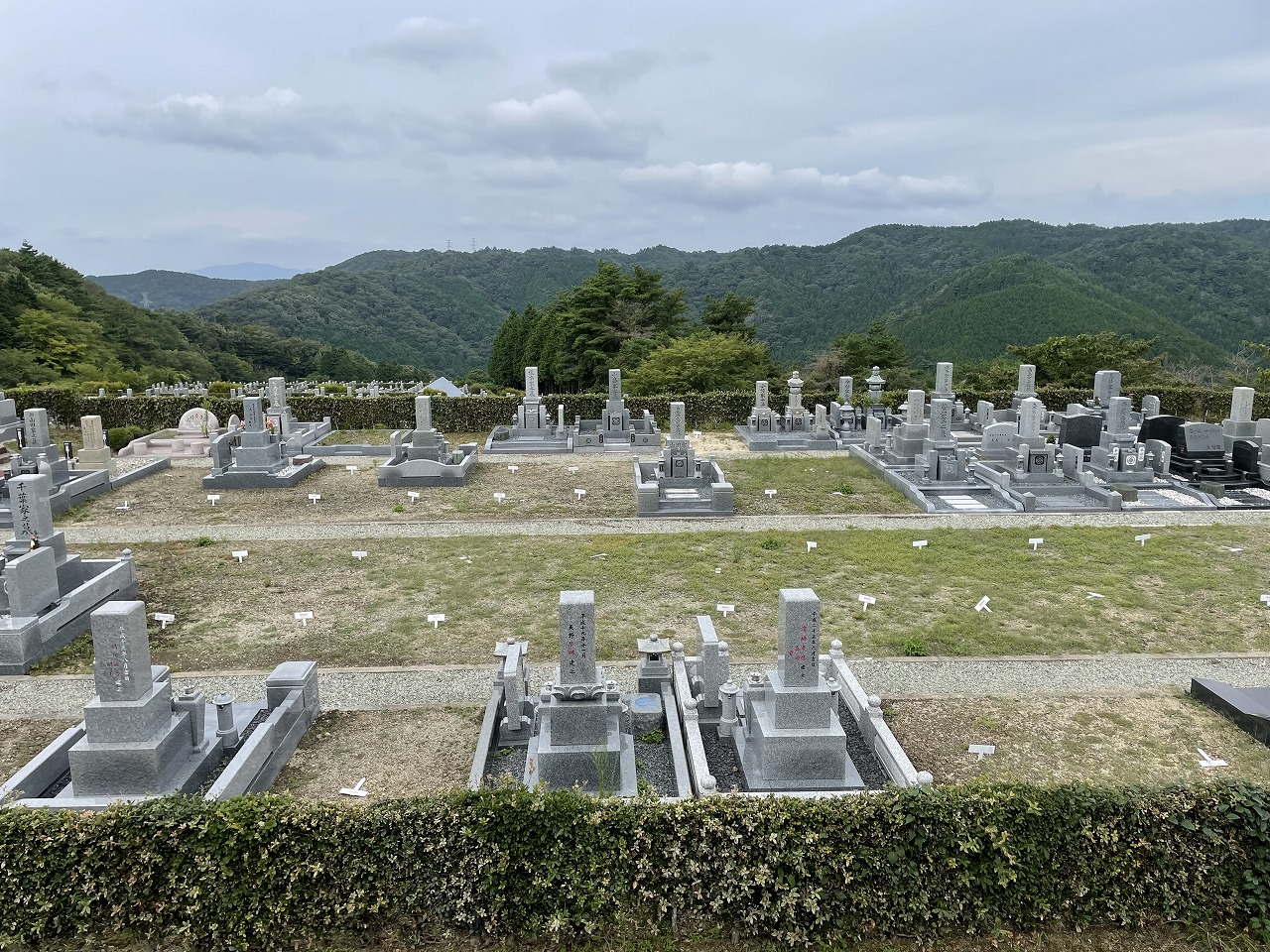 11区10番墓所（裏道側）の風景②