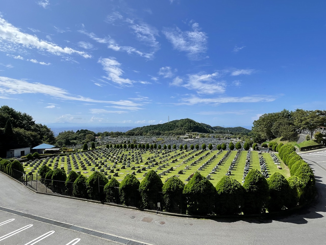 11区2番芝生墓所から（南西）風景