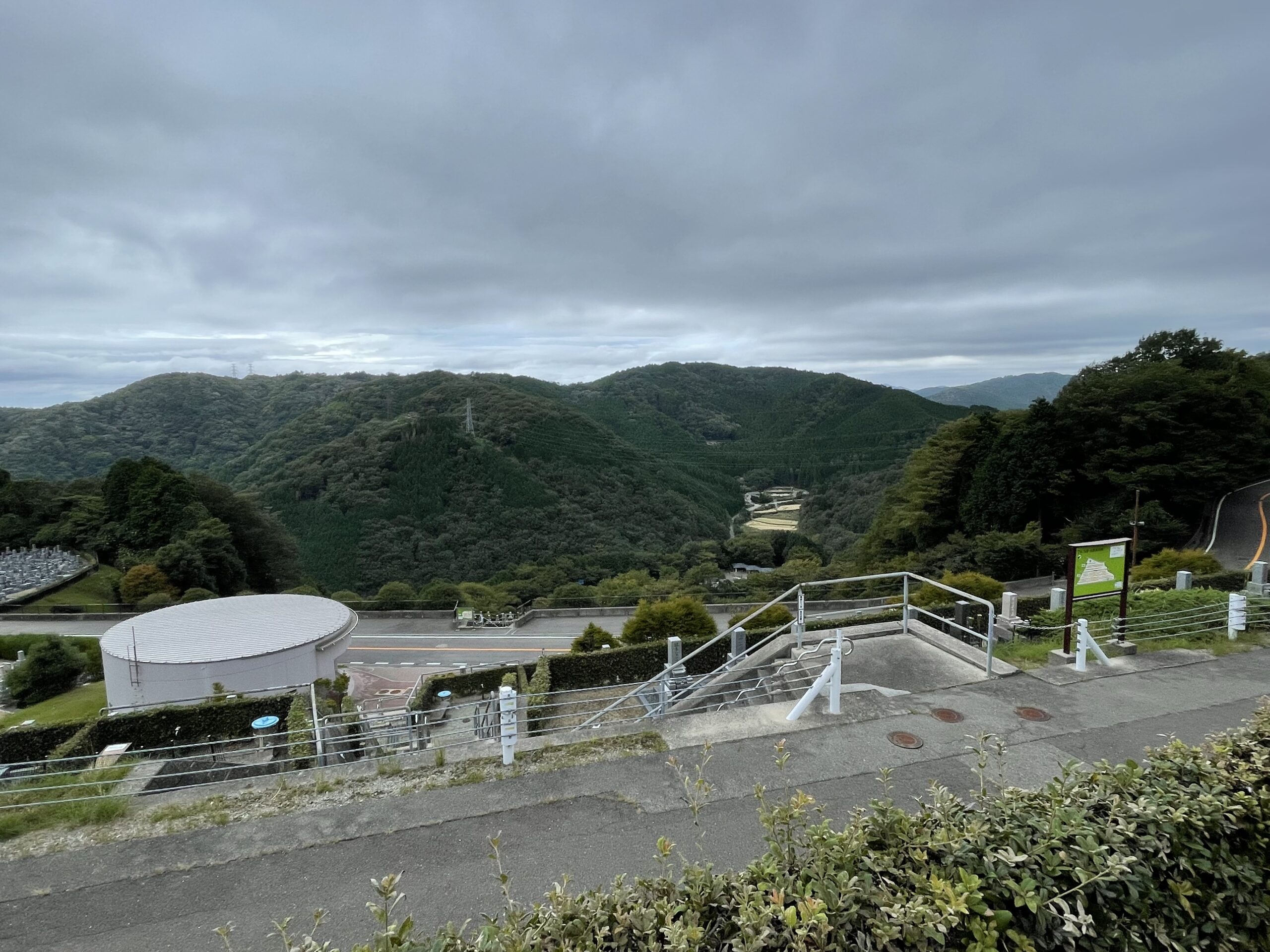 階段墓所枝道から7区バス停風景