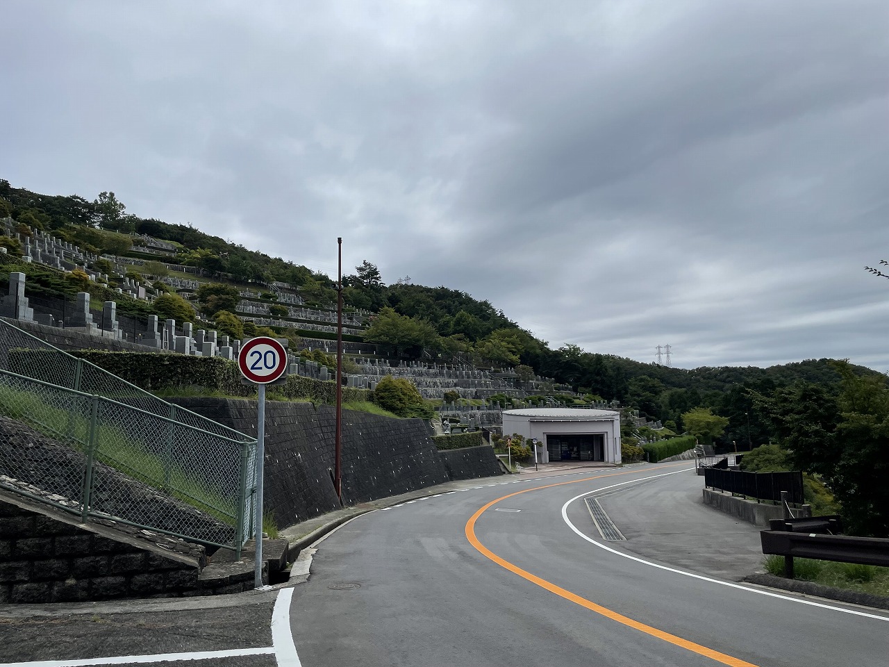 バス通り・7区墓所バス停風景