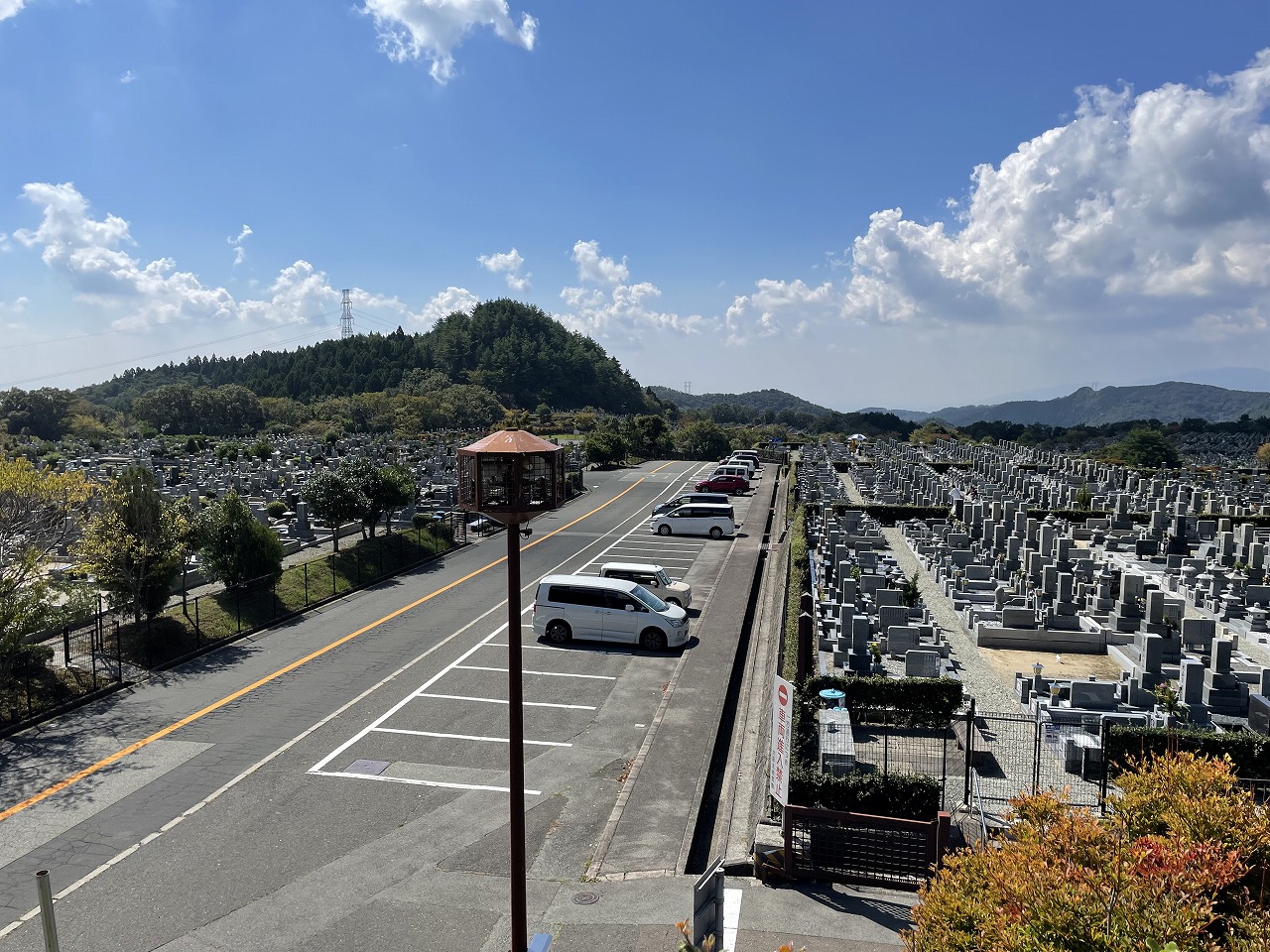 バス通り・11区5番墓所前駐車場風景