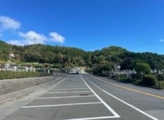 バス通り（北東方向）北口バス停風景