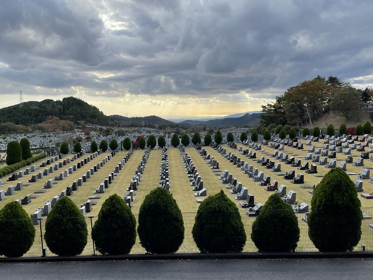 夕方・11区2番芝生墓所から南西風景