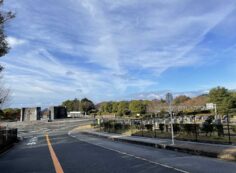 バス通り・モニュメント風景