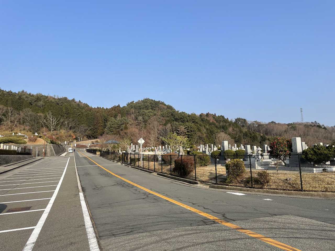 バス通り（北東方向）北口バス停風景